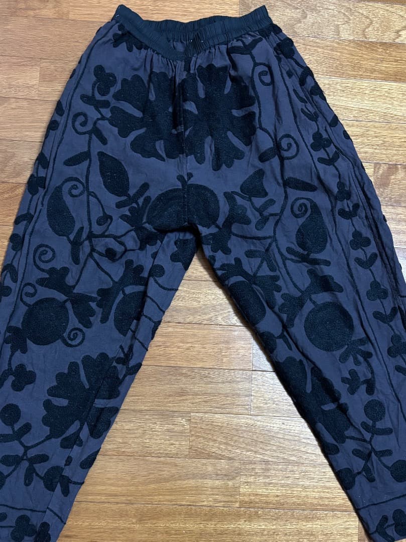 pokipee 花柄刺繍 カジュアルパンツ