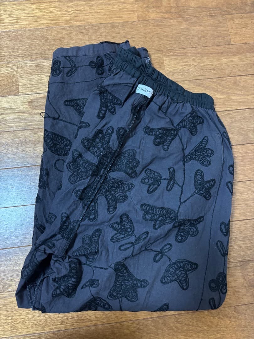 pokipee 花柄刺繍 カジュアルパンツ