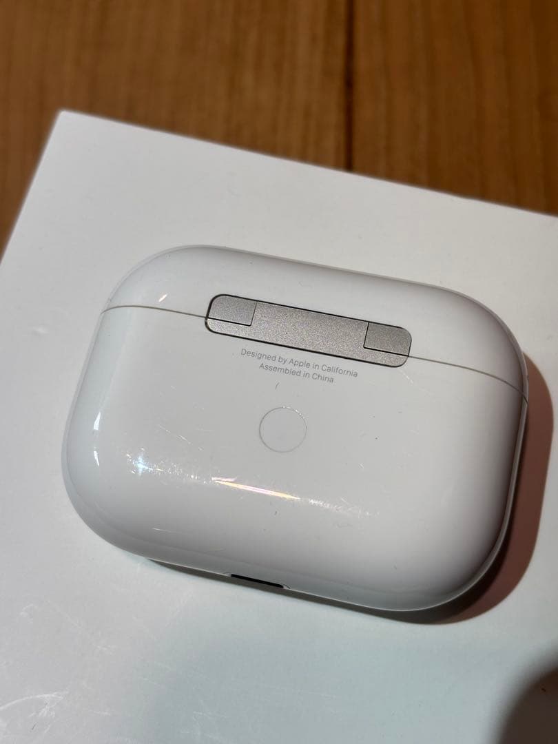 AirPods Pro 本体と充電ケース