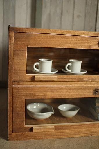 味のある前面ガラスの木製引き出し2段　食器棚　シャツケース　収納棚　古家具