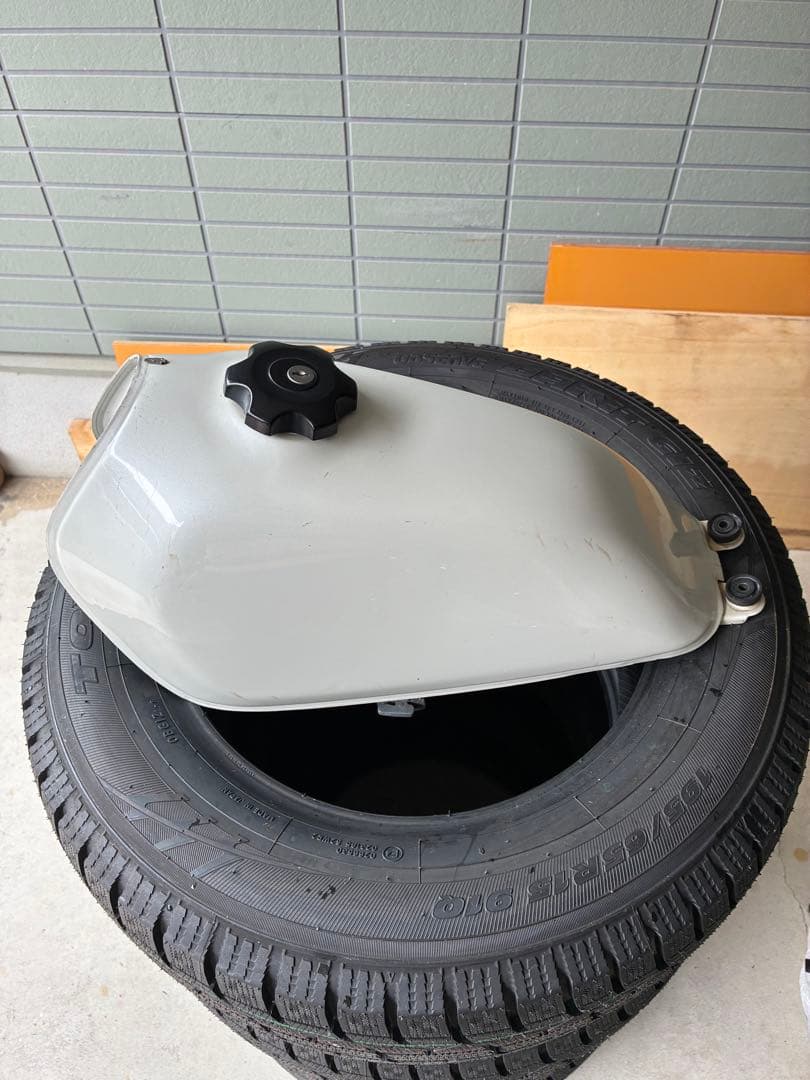 グラストラッカー　NJ4BA 純正タンク