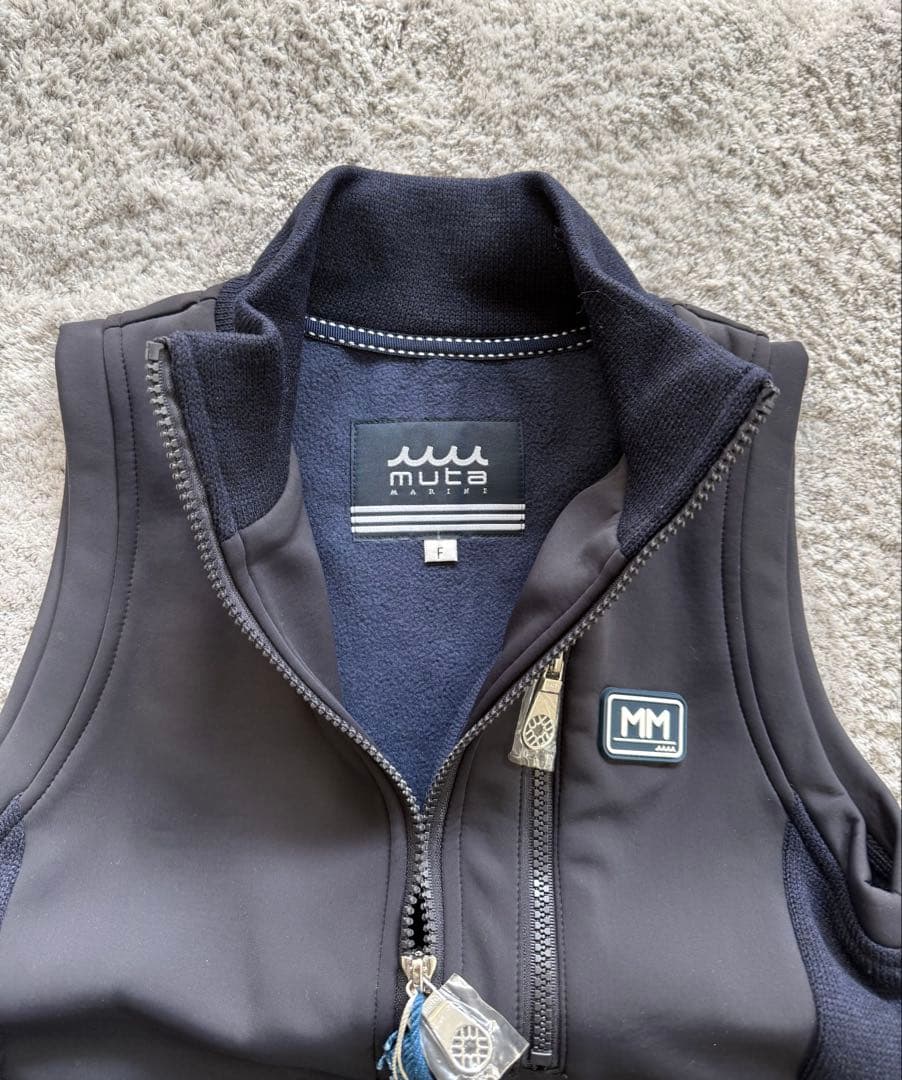 【新品】muta ナイロンジャージーベスト　レディース　ネイビー