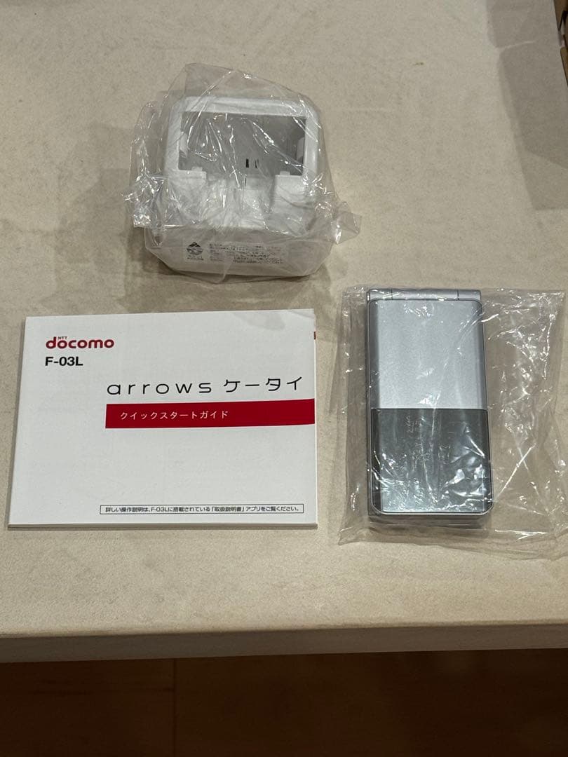 docomo arrows F-03L 本体と付属品