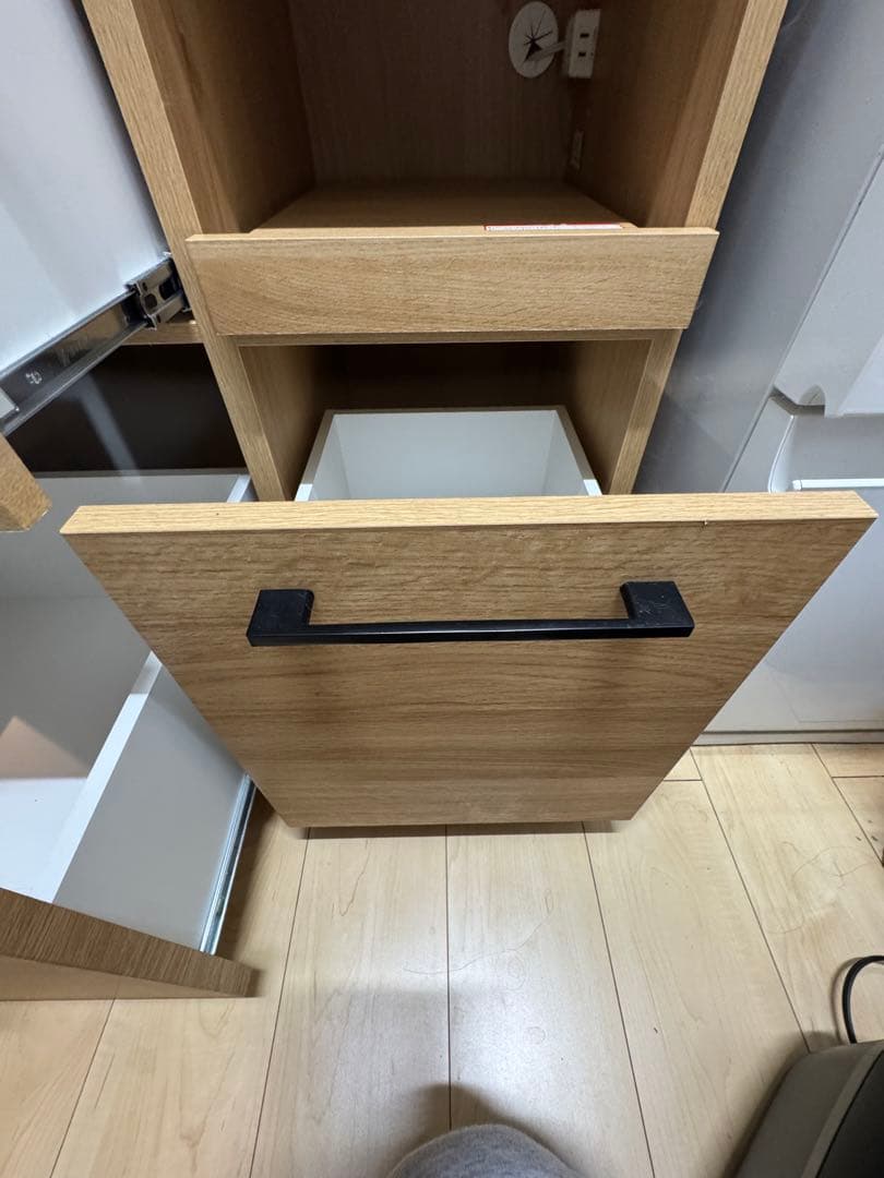 引取限定の方のみ7000円！収納キャビネット ガラス扉付き〔発送費込みです）