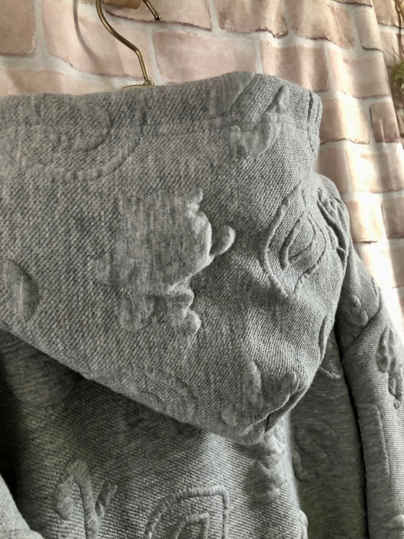 ドラッグストアーズ ★ぷくぷくエンボスロゴ模様のジップアップパーカー★グレー