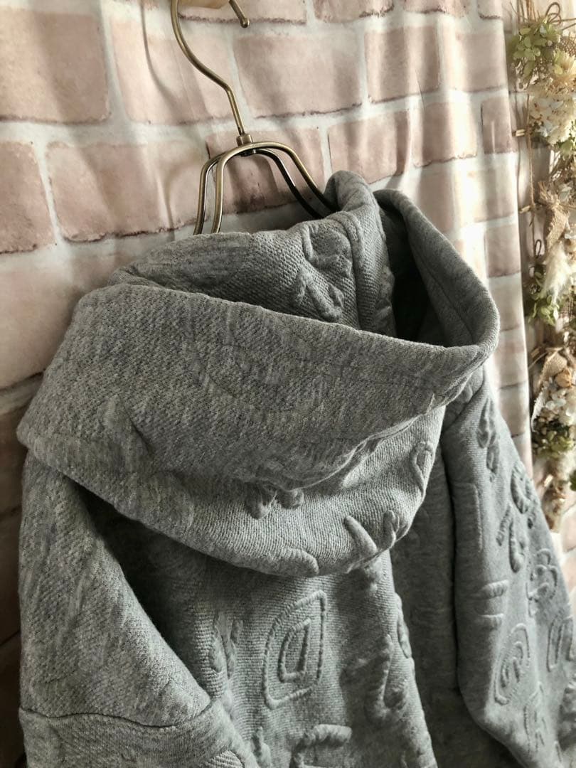 ドラッグストアーズ ★ぷくぷくエンボスロゴ模様のジップアップパーカー★グレー