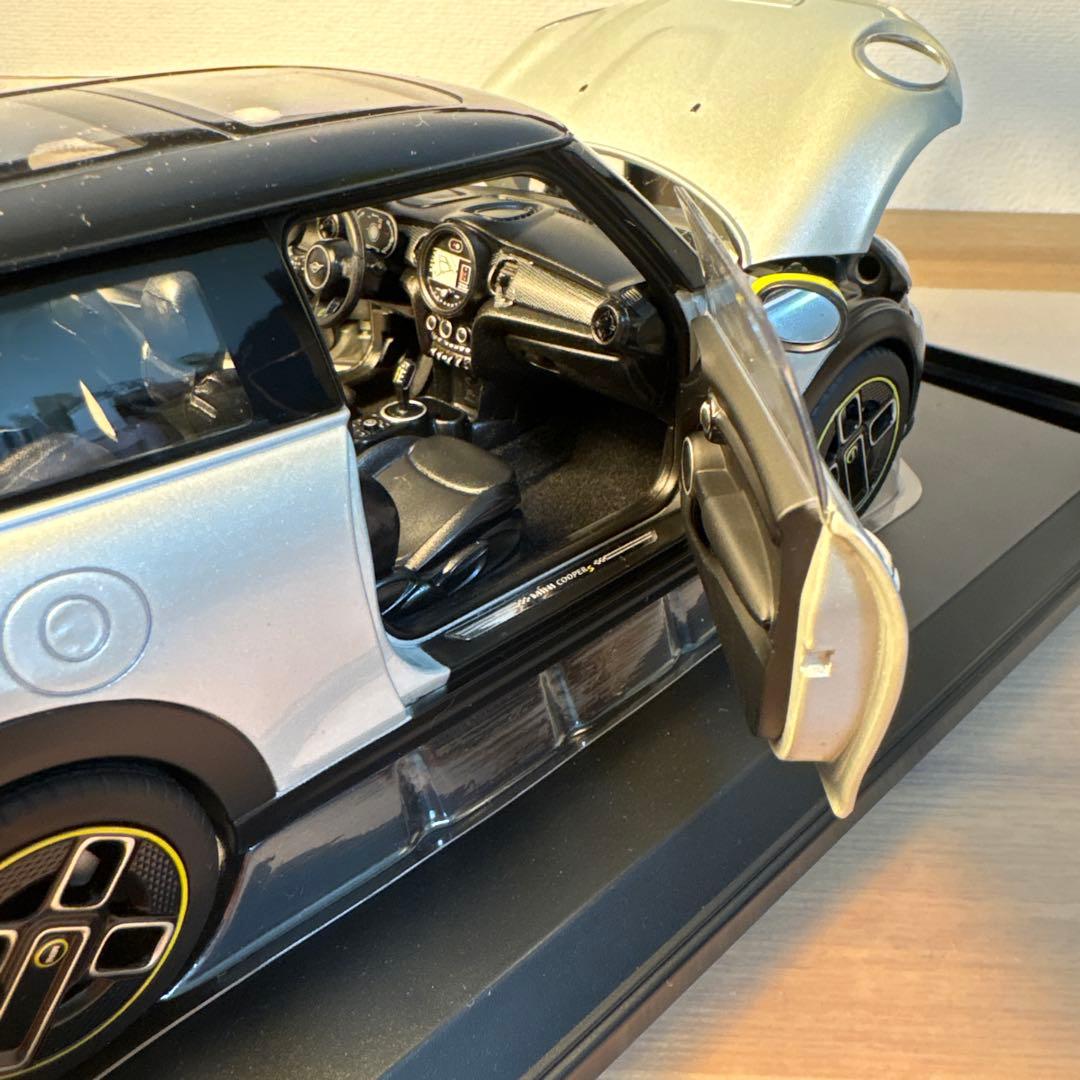 ミニ　クーパー　SE 1/18 ミニカー　シルバー　イエロー