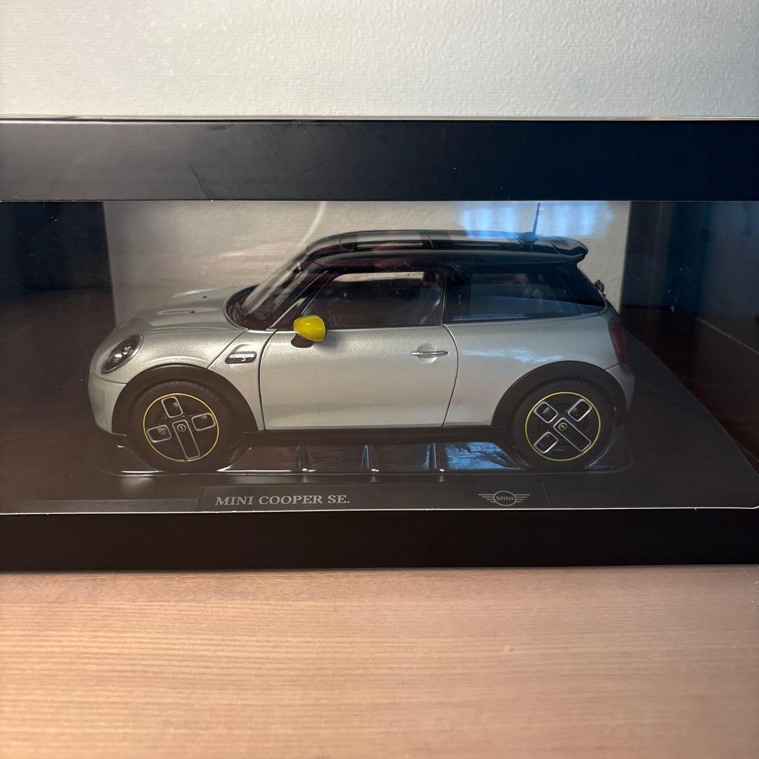 ミニ　クーパー　SE 1/18 ミニカー　シルバー　イエロー