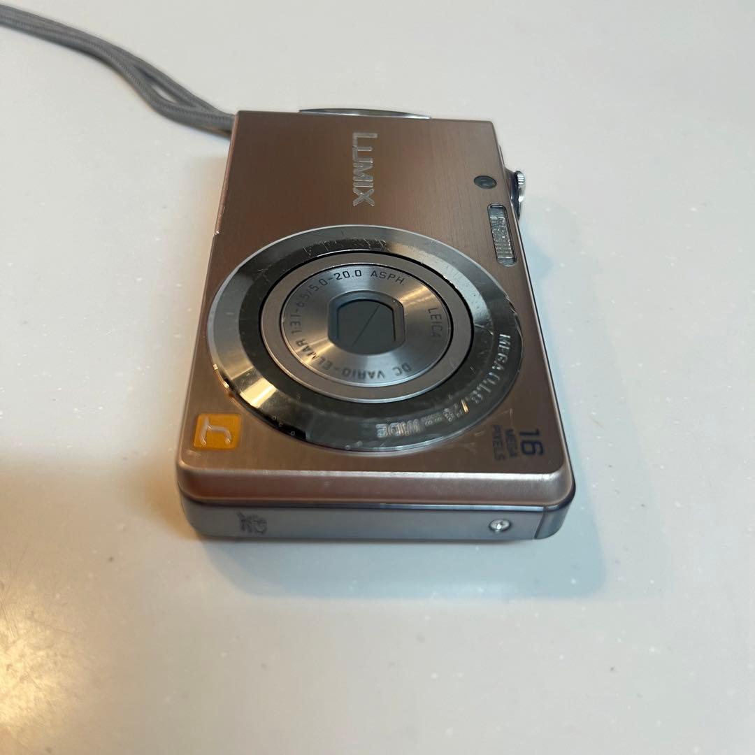 デジタルカメラ　パナソニック　DMC-FH5 中古（本体＋バッテリー＋充電器）