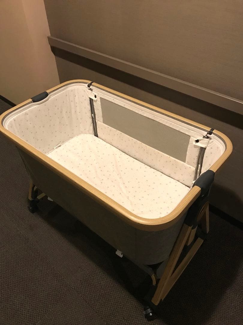 キャスター付き　ベビーベッド　グレー