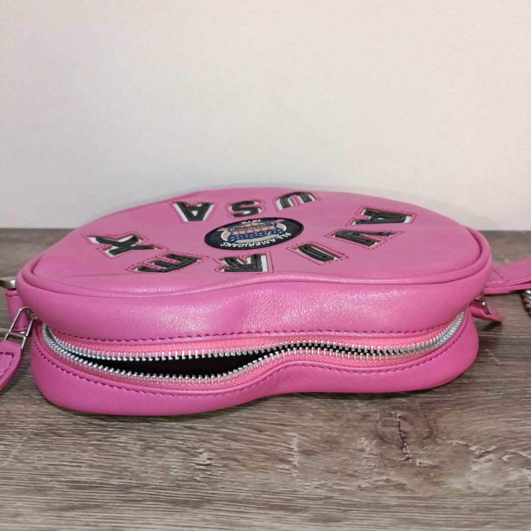 アヴィレックス　 ハート型　バーシティーハートチェーンバッグ