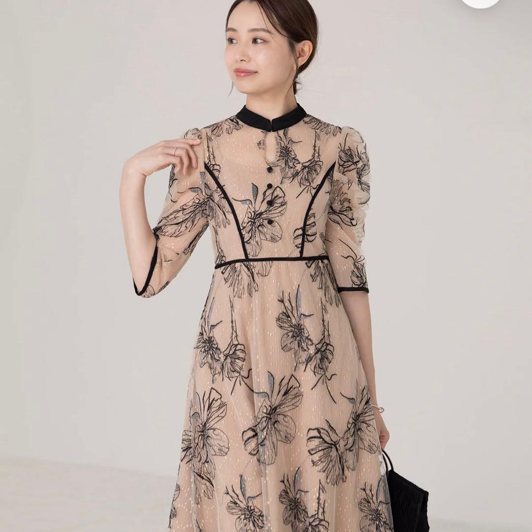 LEJA ラジャ　パイピングハイネック花柄ラメレースワンピースドレス