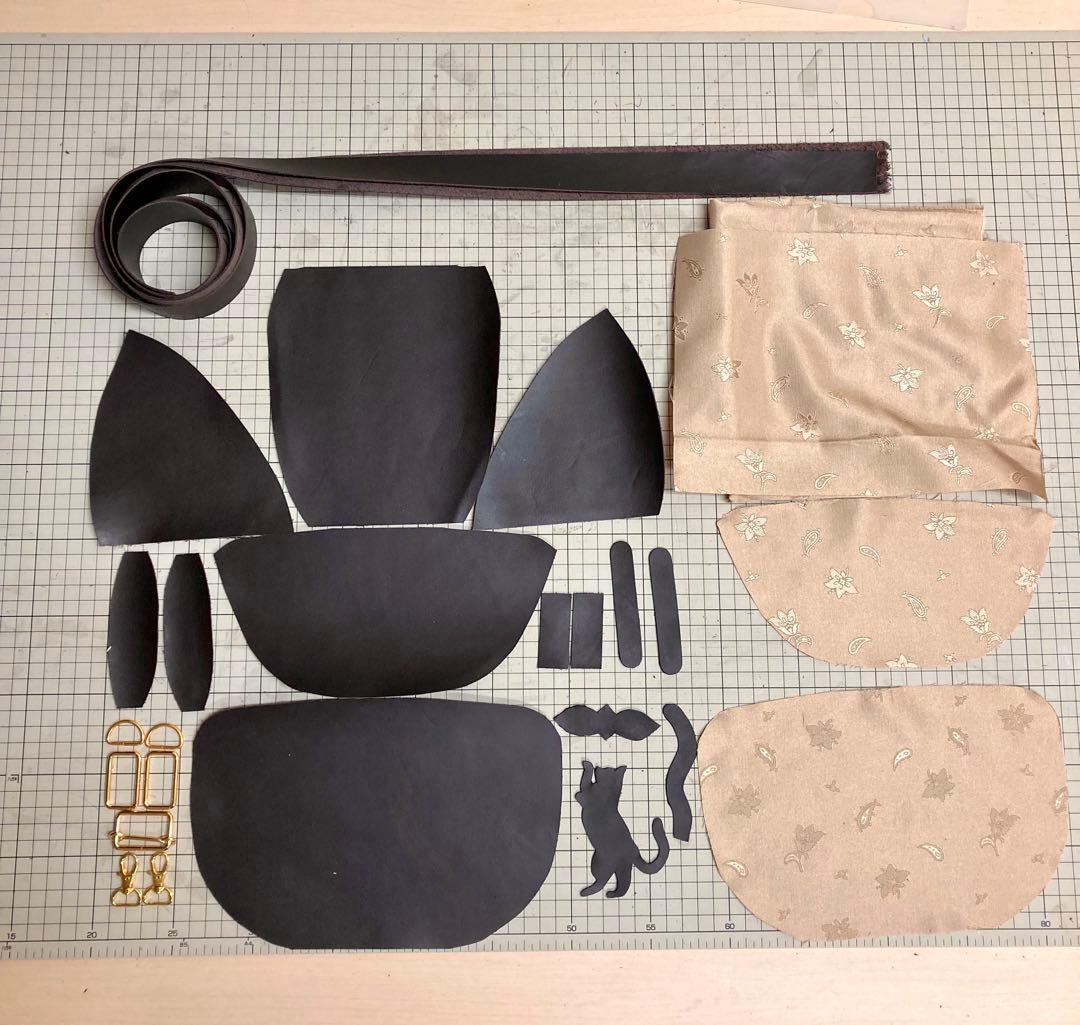 本革ハンドメイド　ボディーバッグ　シルエット猫　魚チャーム　フルオーダー専用
