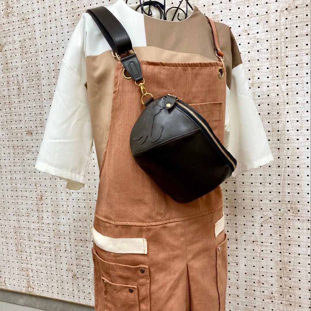 本革ハンドメイド　ボディーバッグ　シルエット猫　魚チャーム　フルオーダー専用