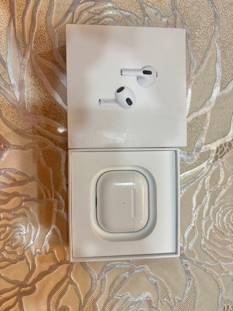 AirPods 大三世代本体 ホワイト 充電ケース付き