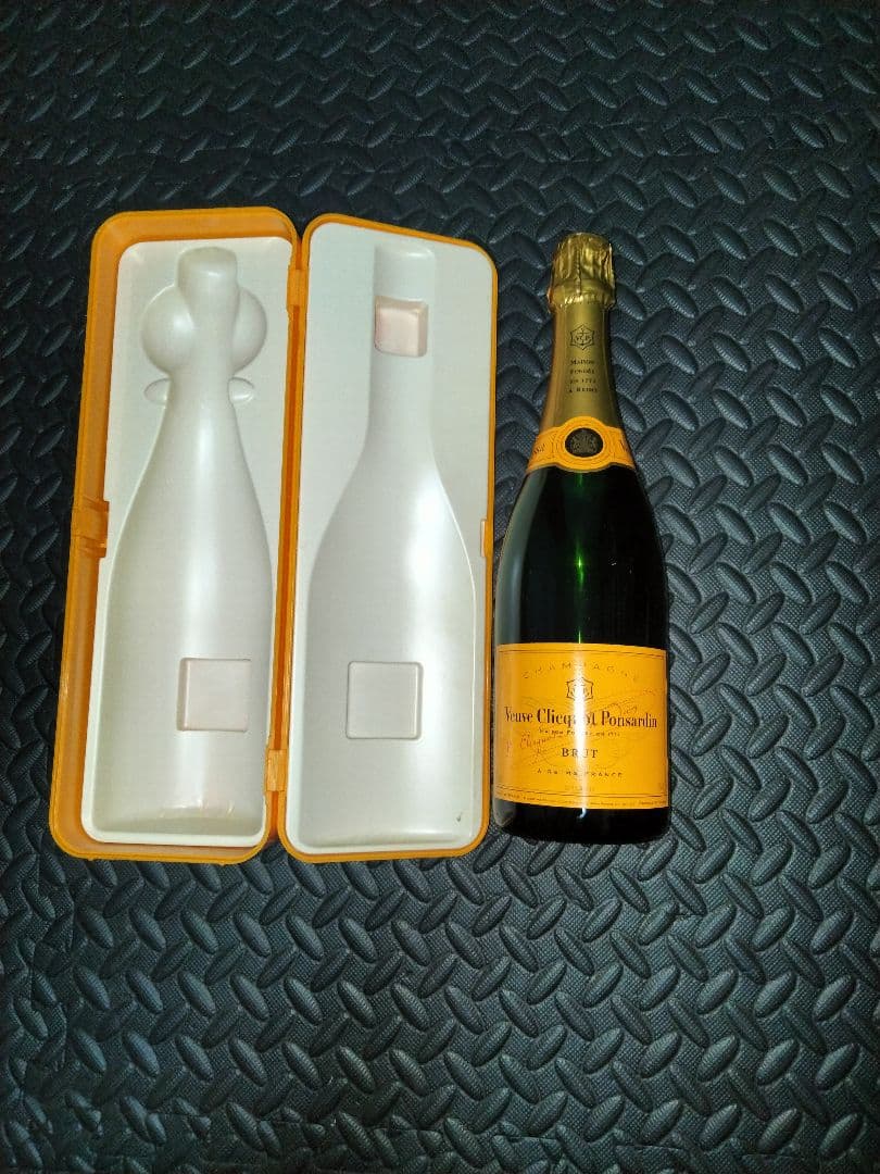 ヴーヴ・クリコイエローダミーボトル、クーラーボックスセット