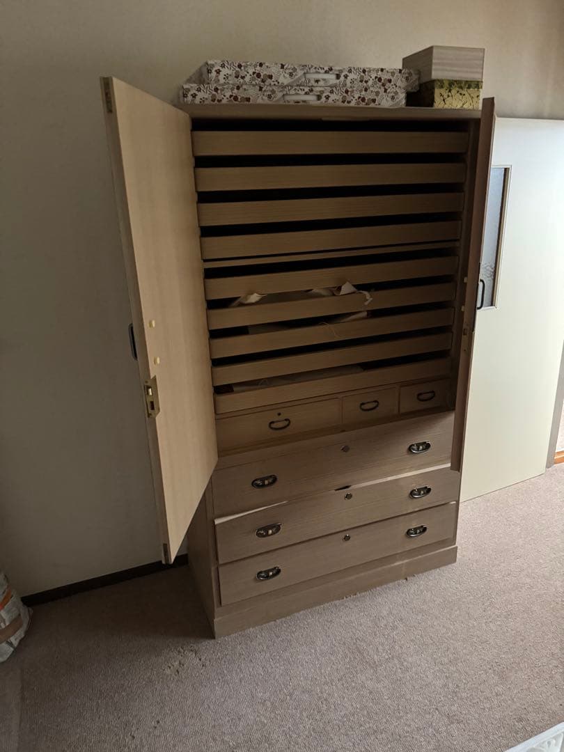 （お値下げ中）桐箪笥　隠し箱有　鍵付き