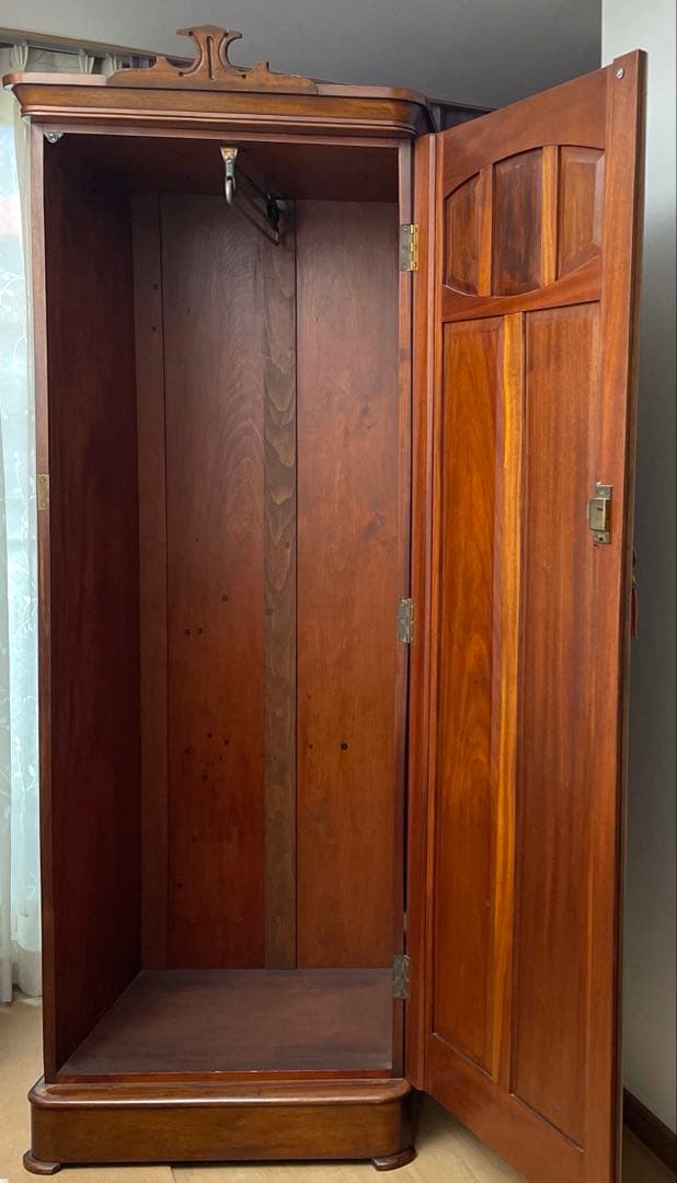 イギリスアンティークのマホガニー製ワードローブ