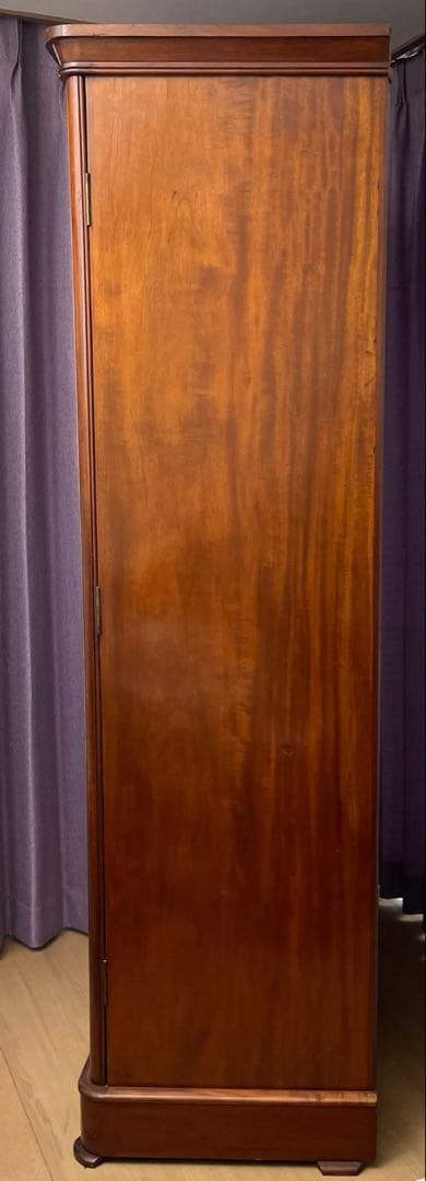 イギリスアンティークのマホガニー製ワードローブ