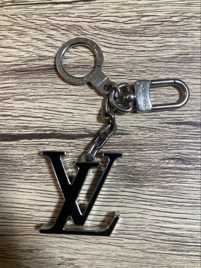 LOUIS VUITTON LVロゴキーホルダー