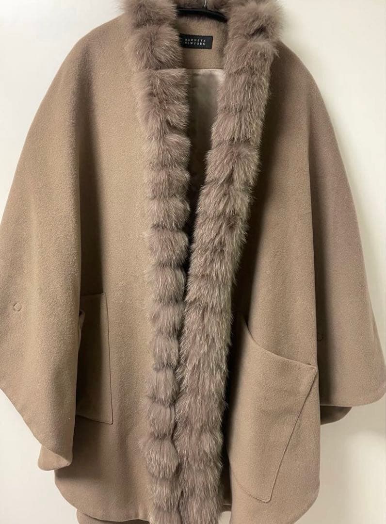 定価7万円⭐︎バーニーズ　ファー付きグレーベージュポンチョ
