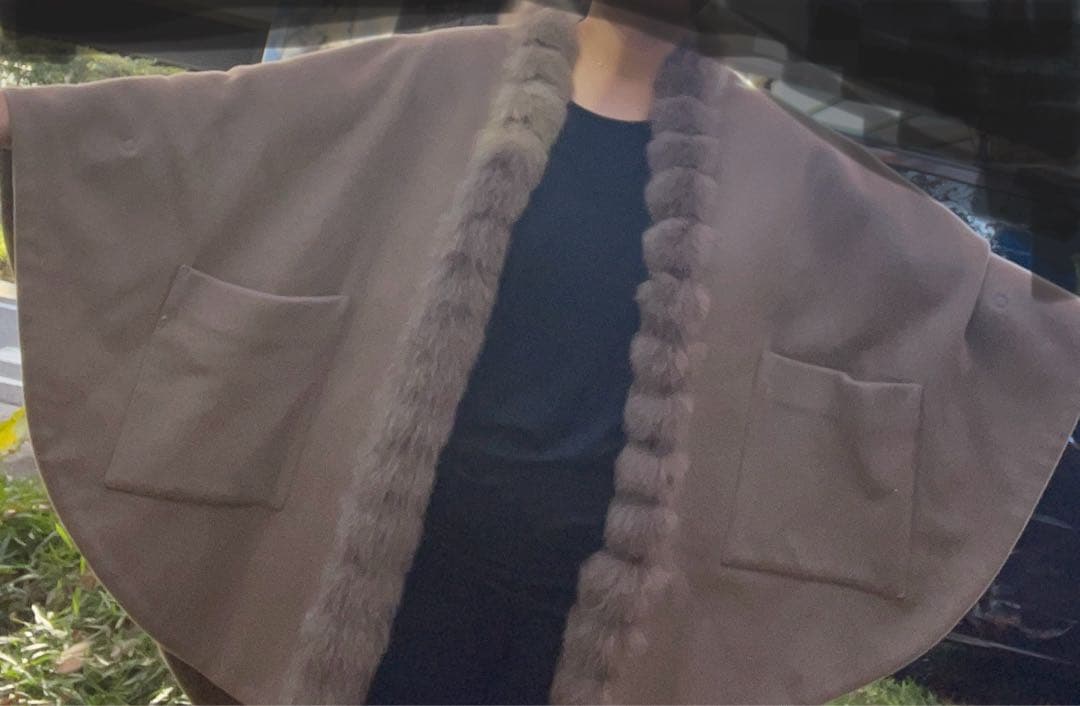 定価7万円⭐︎バーニーズ　ファー付きグレーベージュポンチョ