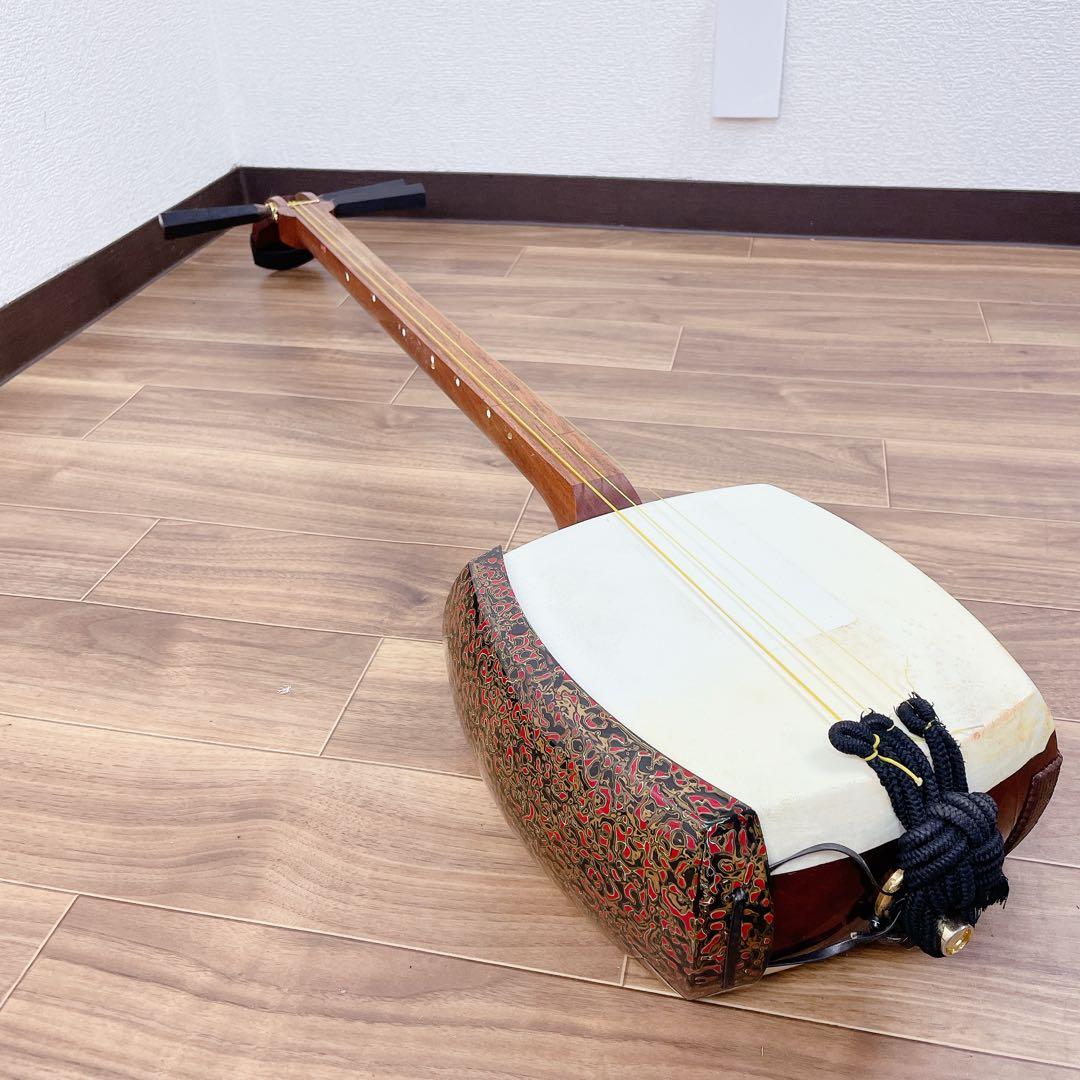 津軽三味線　花梨　丸打胴　津軽塗胴掛　太棹　正寸　天神欠け無　鼈甲撥付　平溝