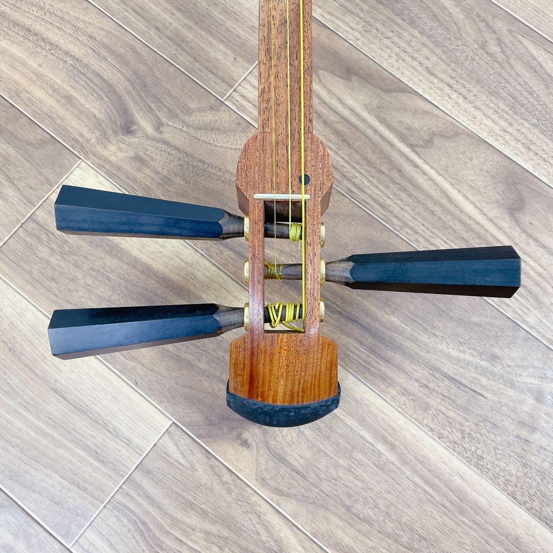 津軽三味線　花梨　丸打胴　津軽塗胴掛　太棹　正寸　天神欠け無　鼈甲撥付　平溝