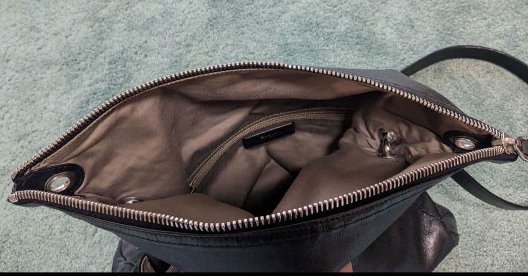 BALLY ブラックレザー ショルダーバッグ メンズ