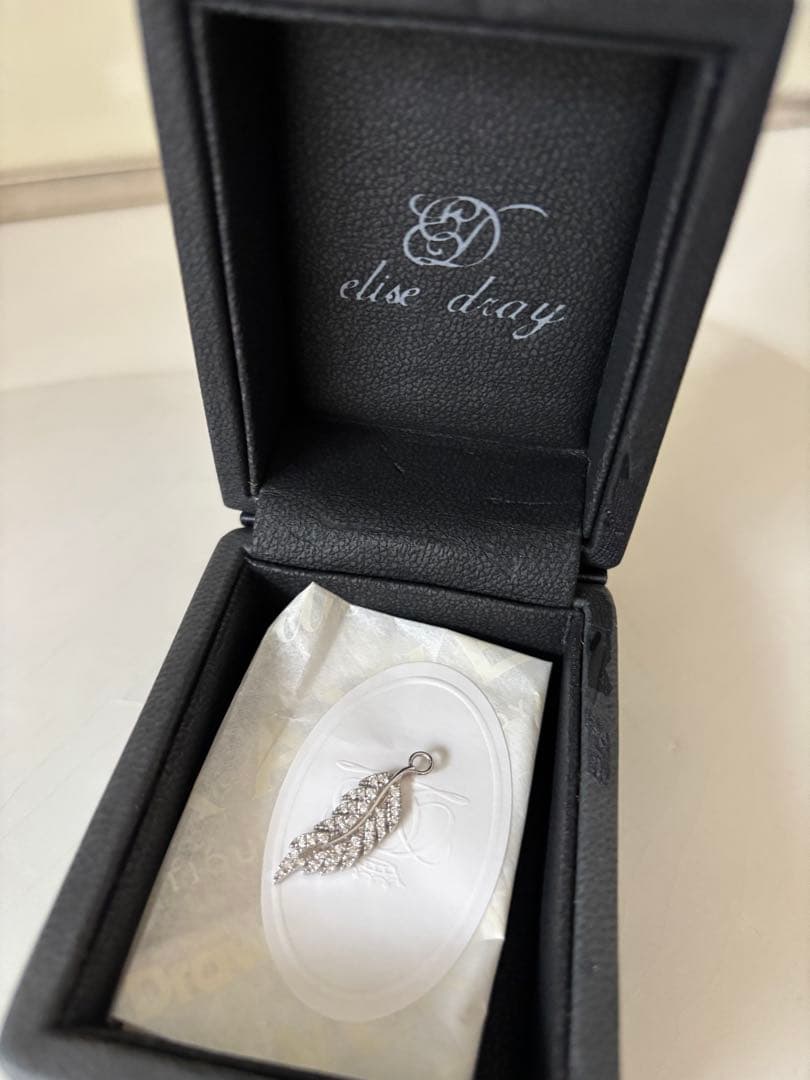 ドゥロワー　ダイヤ　羽　チャーム