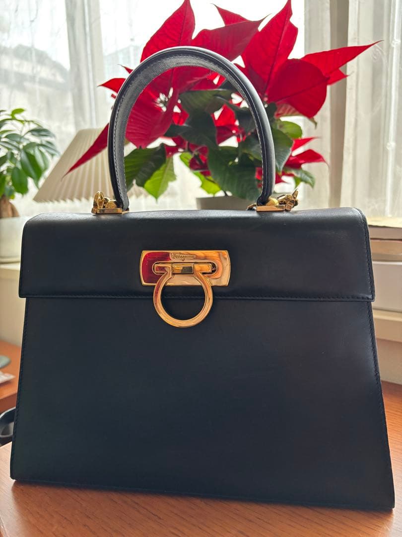 フェラガモ ガンチーニ黒ハンドバッグ　ショルダーストラップ付き