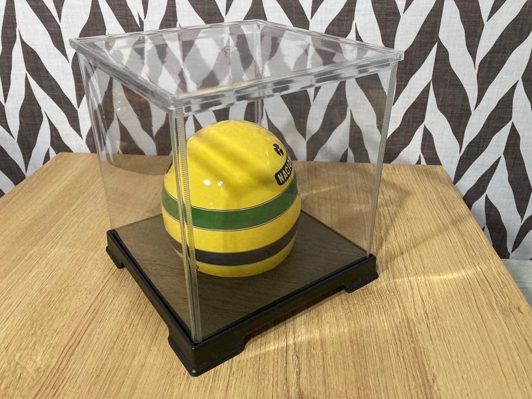 ケース付き　アイルトン・セナ　陶器製ヘルメット置物　灰皿