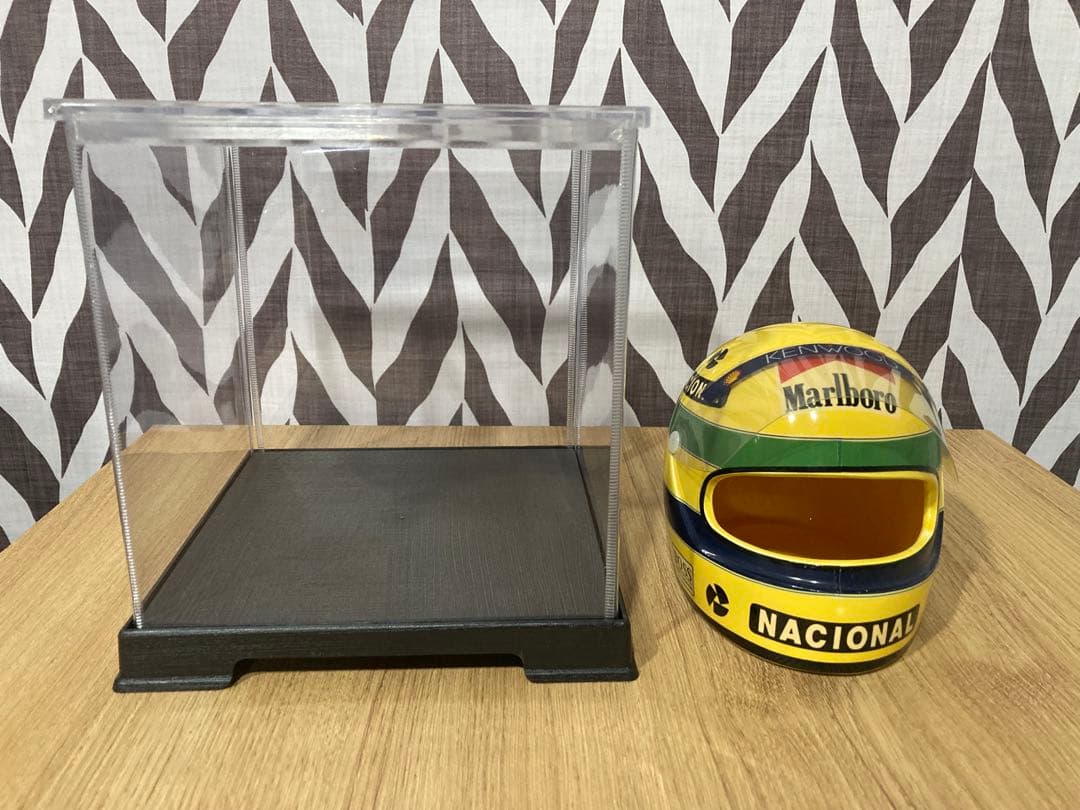 ケース付き　アイルトン・セナ　陶器製ヘルメット置物　灰皿
