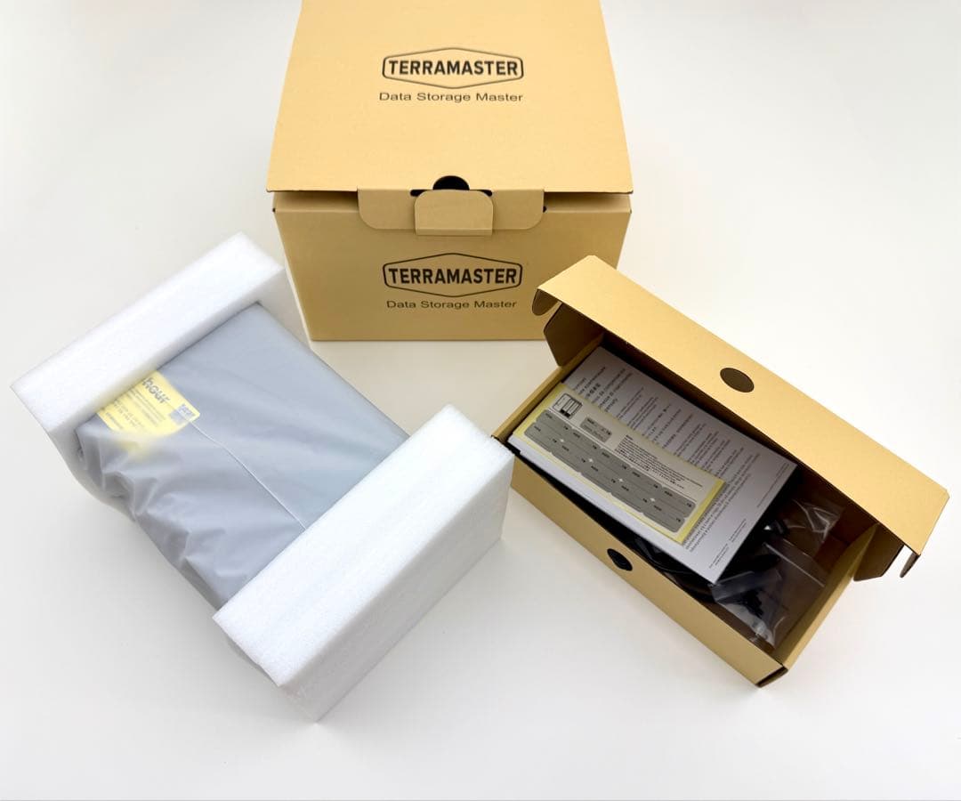 TERRAMASTER D5 Hybrid HDD NVMeエンクロージャー新品