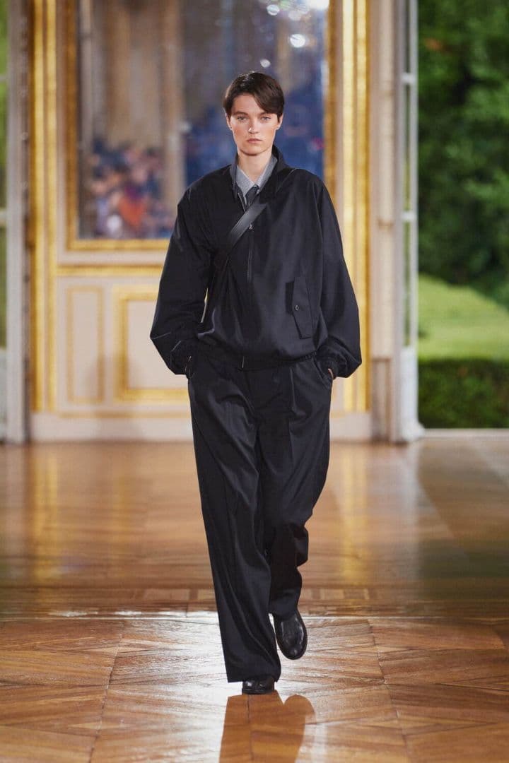 パンツ SUPER FINE TROPICAL WOOL TWO-TUCK SLACKS