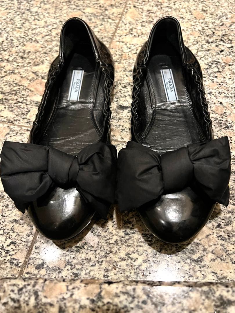 r*i様 PRADA ブラック フラットシューズ リボン付き エナメル 23.5