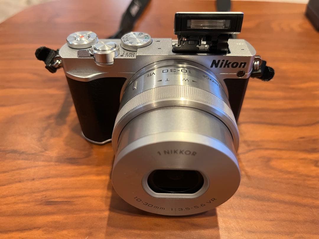 Nikon 1 J5 ダブルレンズキット（SDカード無し）