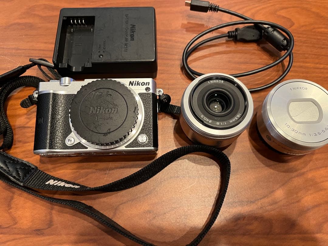 Nikon 1 J5 ダブルレンズキット（SDカード無し）