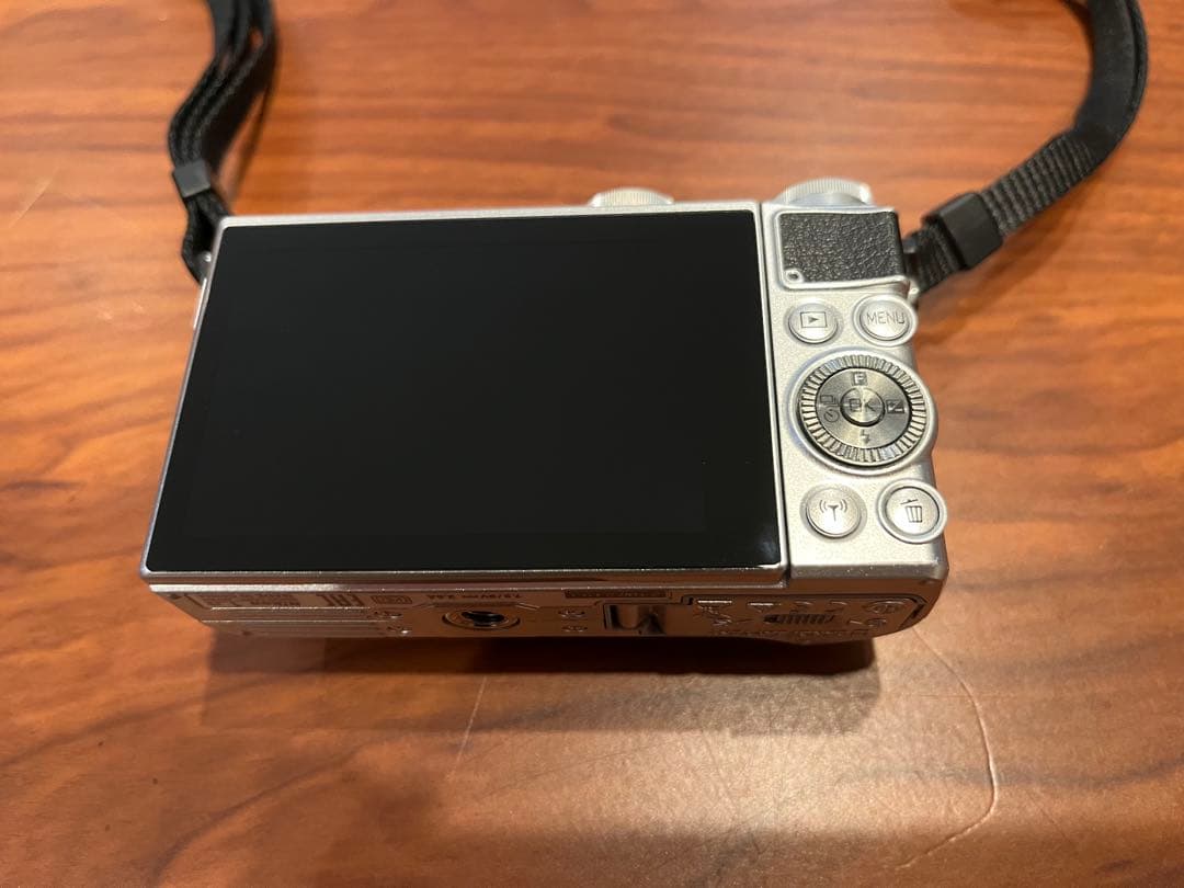 Nikon 1 J5 ダブルレンズキット（SDカード無し）