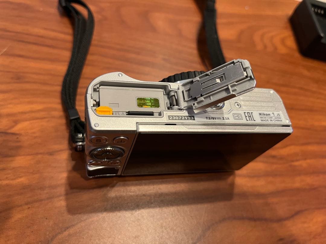 Nikon 1 J5 ダブルレンズキット（SDカード無し）