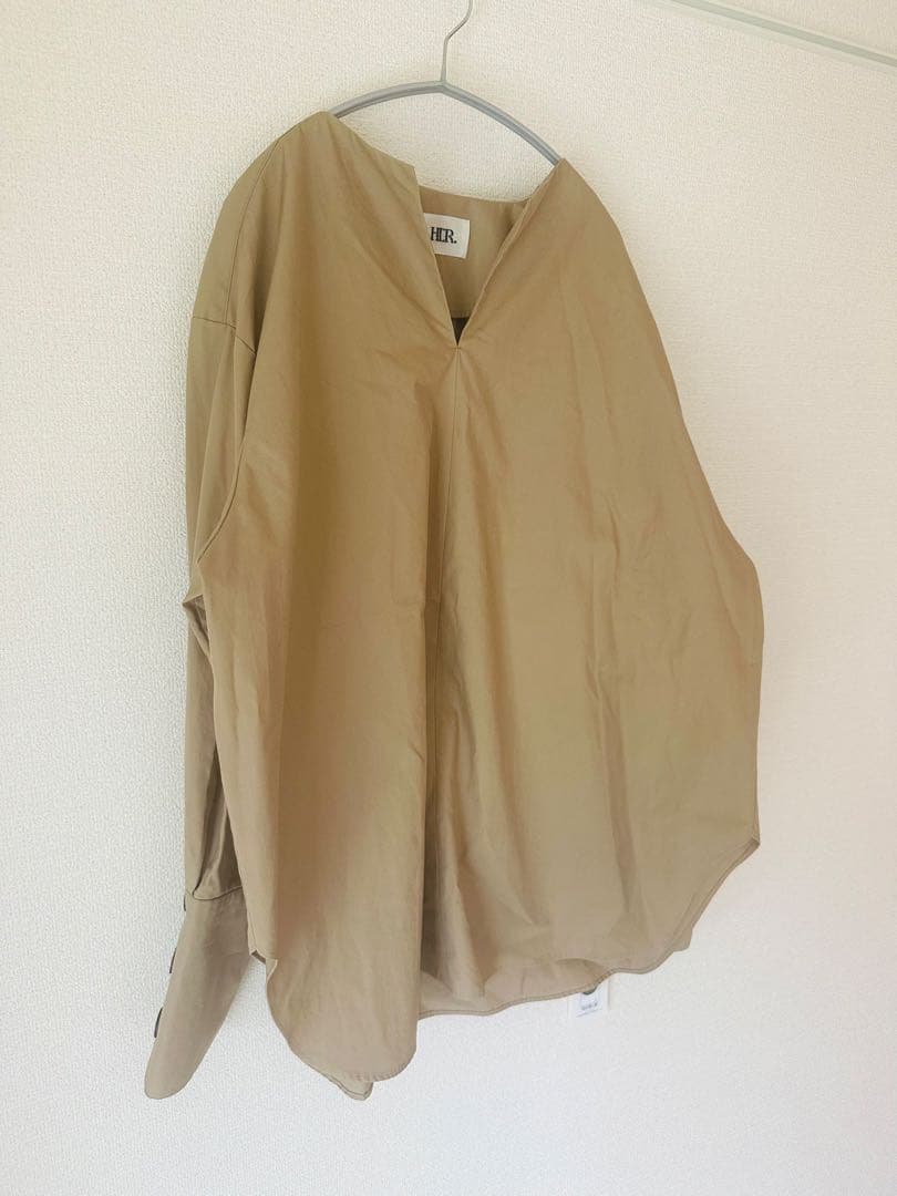【未使用・タグ付】HER. バックギャザーブラウス 2024SS