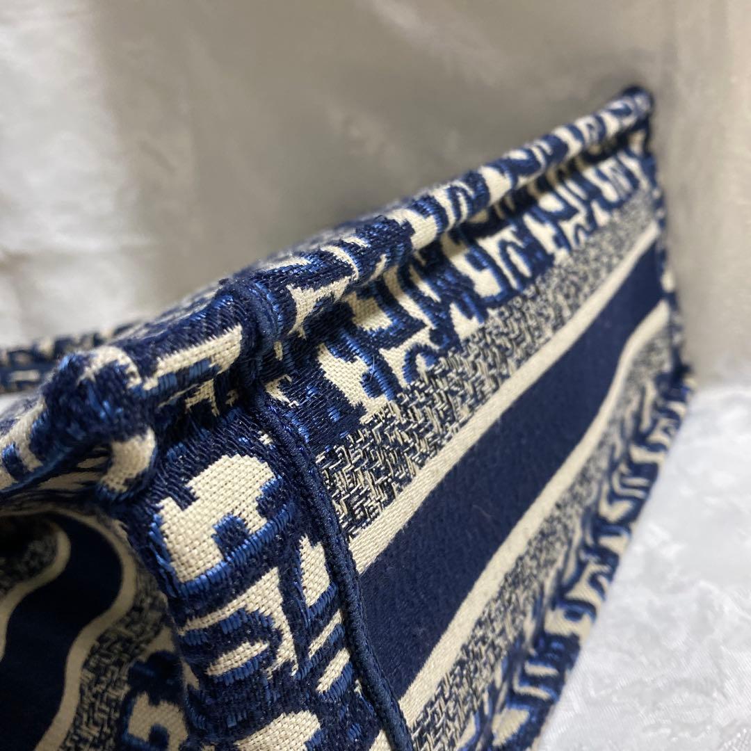 ロゴパターン　ハンドバッグ