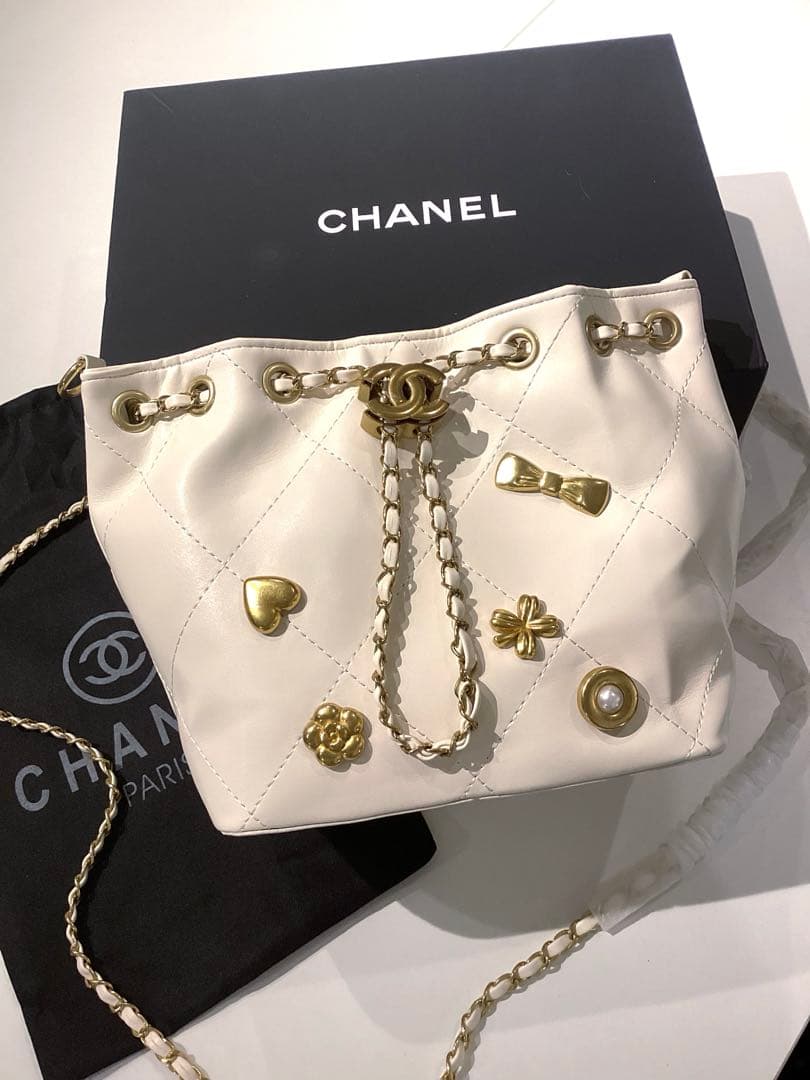 シャネル　ゴールドトーンチャームスモールバケットバッグ　ホワイト　ノベルティ