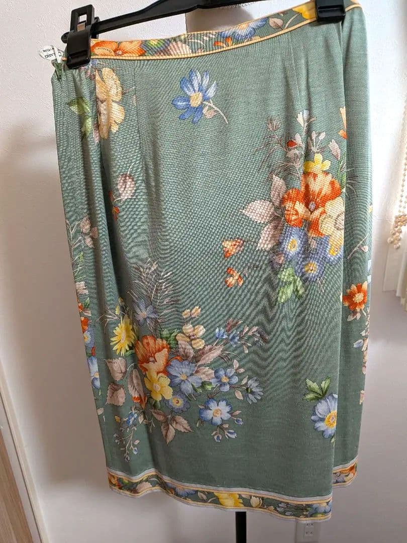 【超美品】レオナールLEONARD 花柄グリーン(若草色)セットアップ