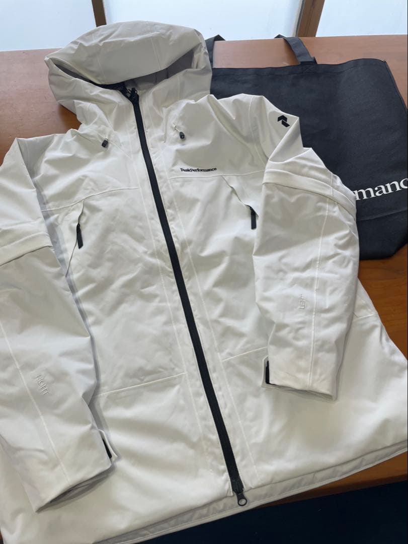 ピークパフォーマンス　スノージャケット　ホワイト