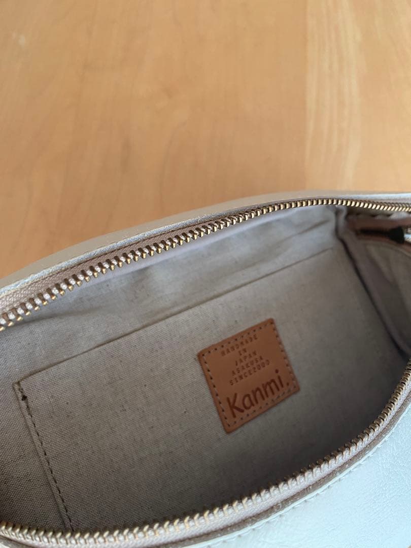 カンミ　Kanmi ボディバック　バニラ