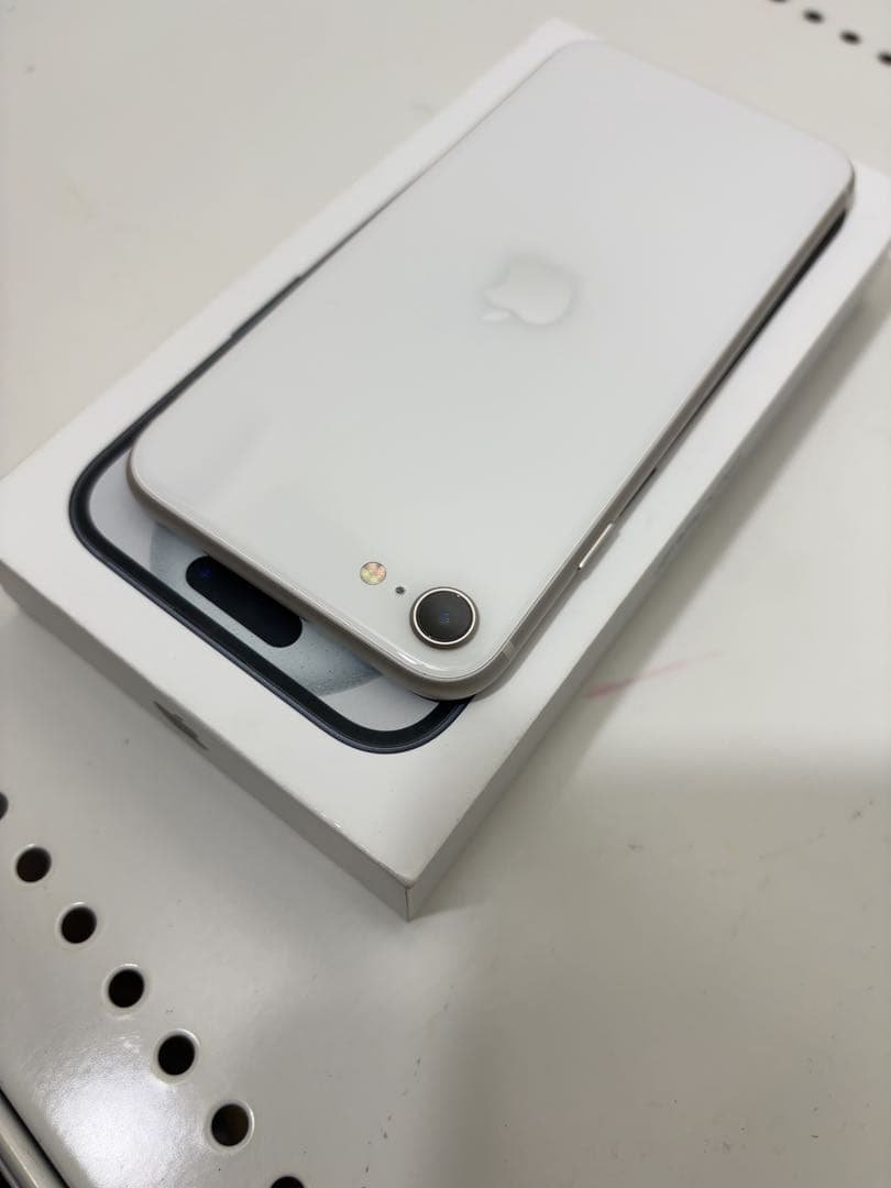 早い者勝ち　[SIMフリー]Apple iPhone se3 64GB