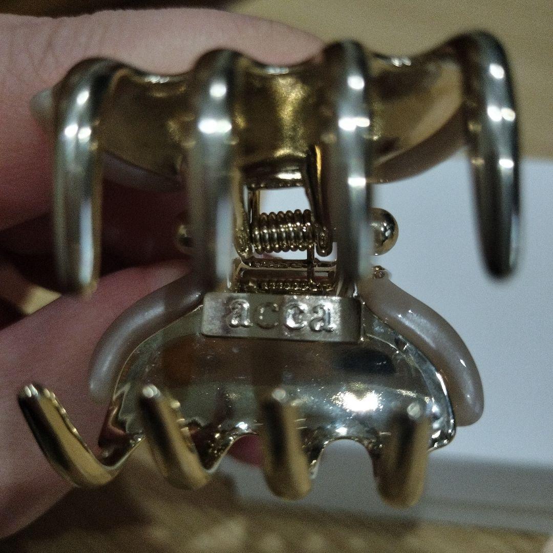 acca ベージュ ヘアクリップ