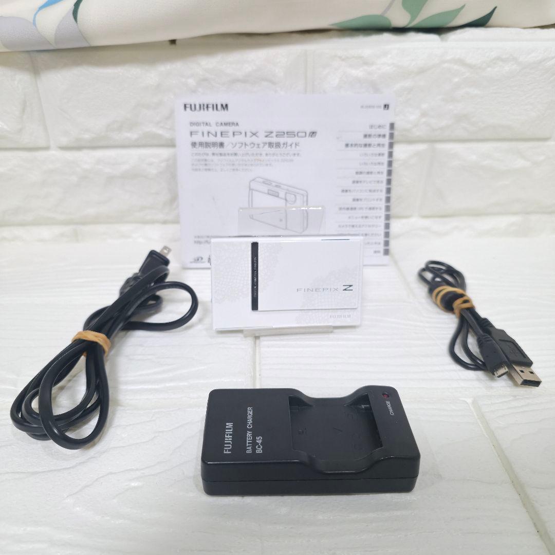 379】【美品】FinePix Z250fd コンパクトデジタルカメラ ホワイト