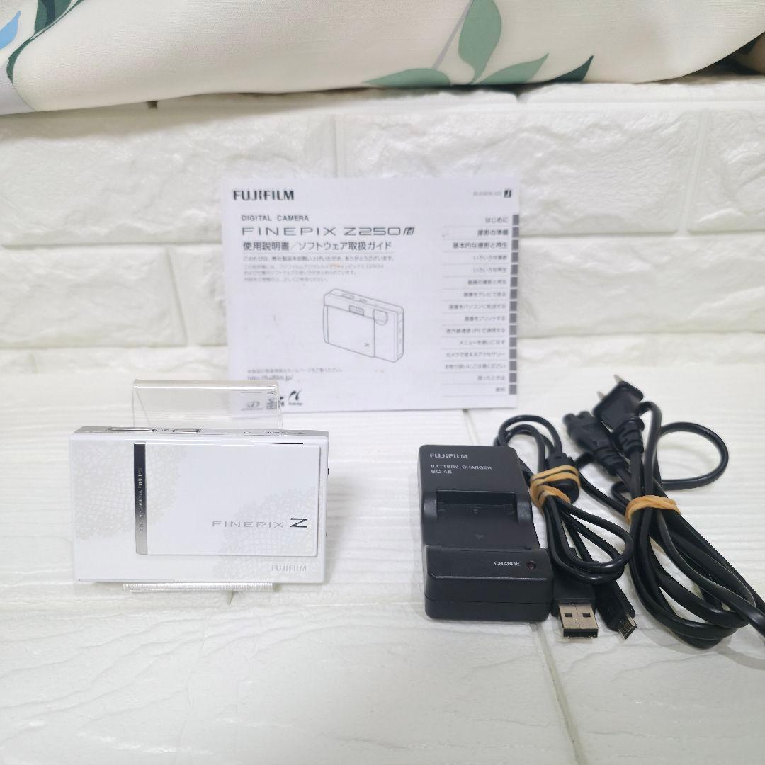 379】【美品】FinePix Z250fd コンパクトデジタルカメラ ホワイト
